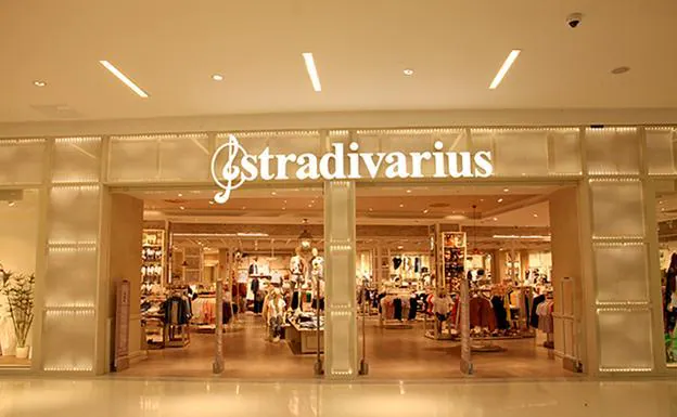 El revolucionario bañador 'low cost' de Stradivarius que Laura Escanes ha puesto de moda