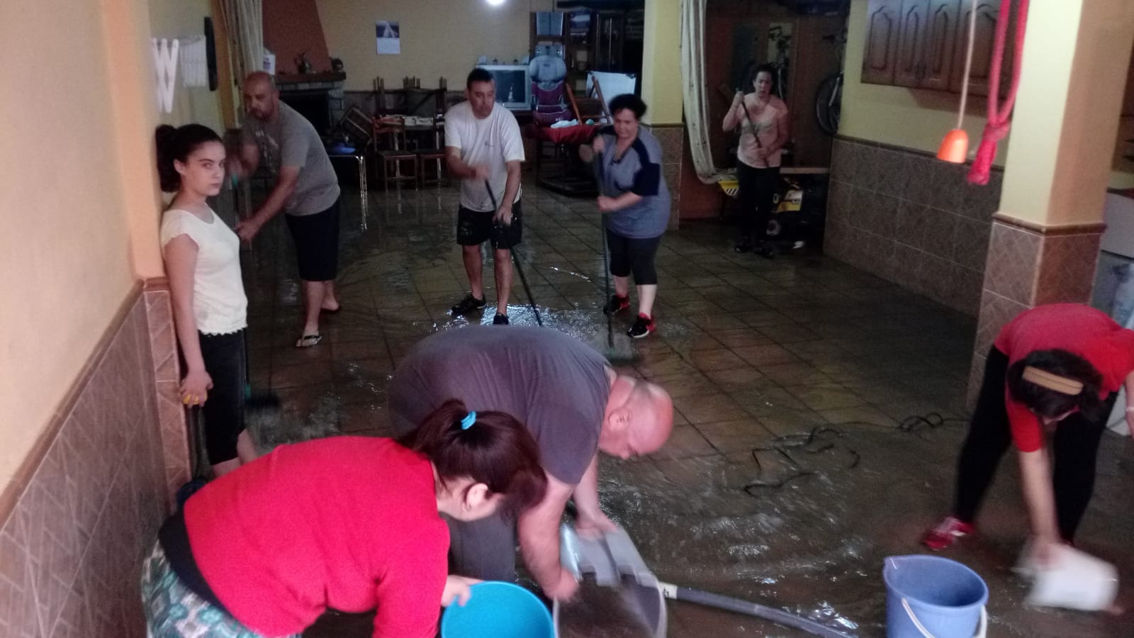 Se han atendido cuarenta incidencias en la capital y el cinturón tras la lluvia de esta tarde