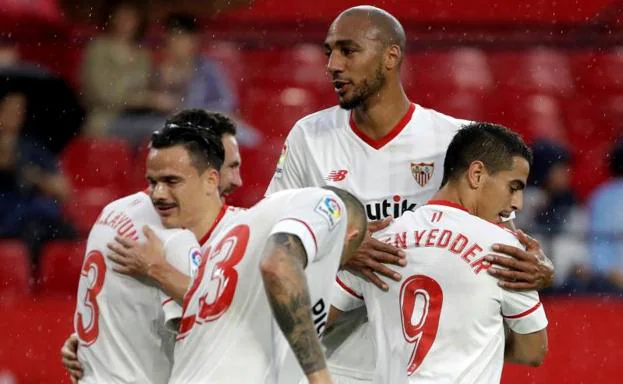 Jugadores del Sevilla celebrando el gol