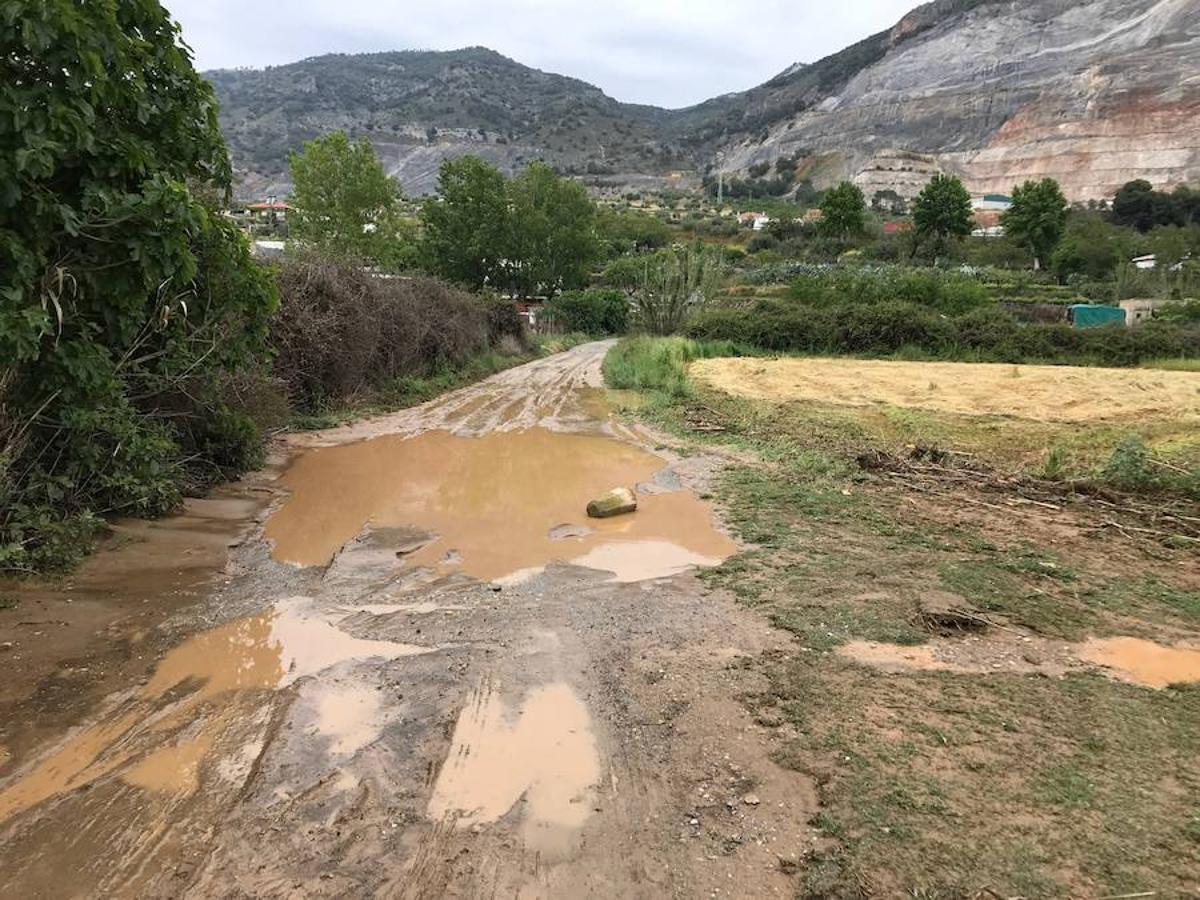 La Rambla de los Alcarceles se anegó y también el Camino de los Molinos, que fue cortado al tráfico para evitar problemas con el paso de los vehículos