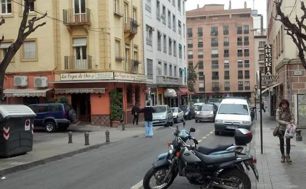 Un gorrilla en la calle Isaac Albéniz. 