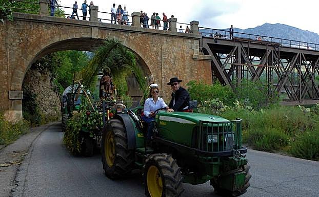 Una veintena de carrozas y muchos jinetes participan en Dúrcal en la romería de San Isidro Labrador