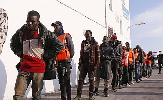 Llegan a Motril los 37 inmigrantes rescatados en el mar de Alborán