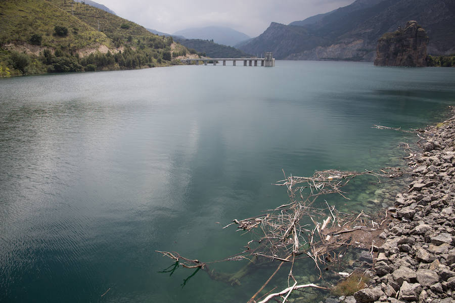 El deshielo llena por completo el pantano del que bebe la capital y comenzará a aliviar sin que haya peligro de inundaciones aguas abajo