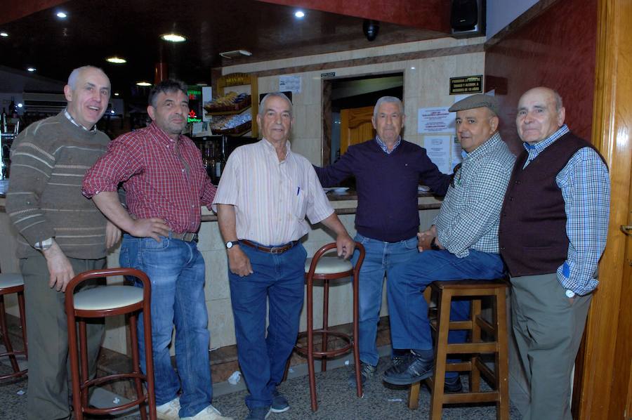 Una veintena de carrozas y muchos jinetes participan en Dúrcal en la romería de San Isidro Labrador