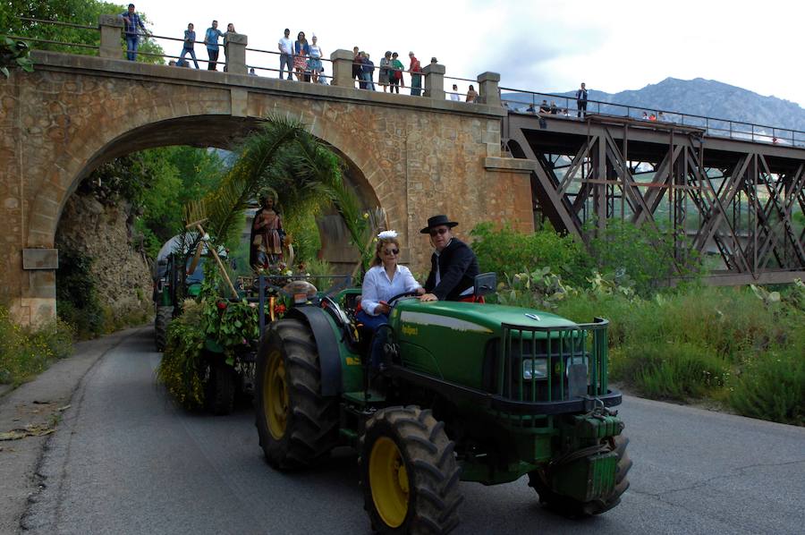 Una veintena de carrozas y muchos jinetes participan en Dúrcal en la romería de San Isidro Labrador