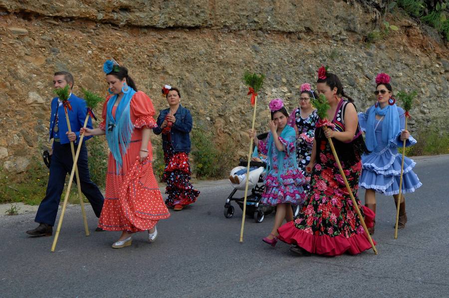 Una veintena de carrozas y muchos jinetes participan en Dúrcal en la romería de San Isidro Labrador