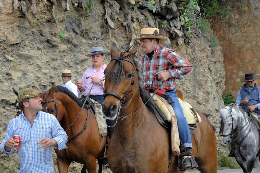 Una veintena de carrozas y muchos jinetes participan en Dúrcal en la romería de San Isidro Labrador