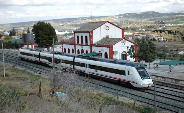 Tren de media distancia de Renfe a su paso por la estación de Loja, en Granada. 
