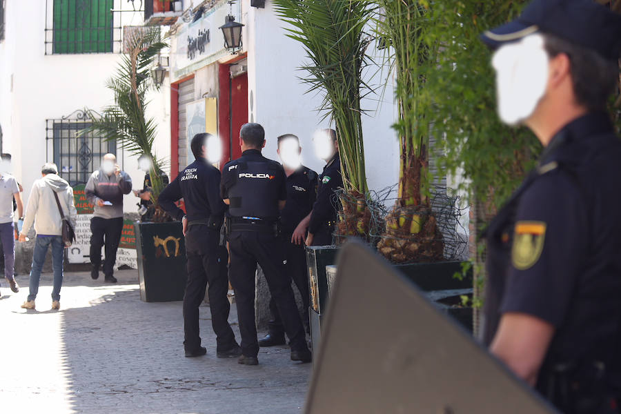 Un amplio despliegue policial mantien cerrada la calle Panaderos 