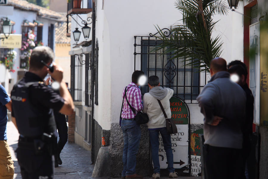 Un amplio despliegue policial mantien cerrada la calle Panaderos 