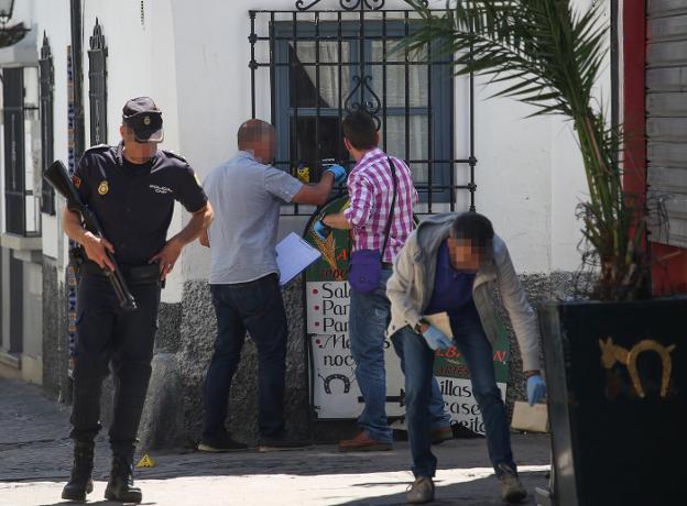 Policía Nacional en la zona recogiendo pruebas en la calle Panaderos.