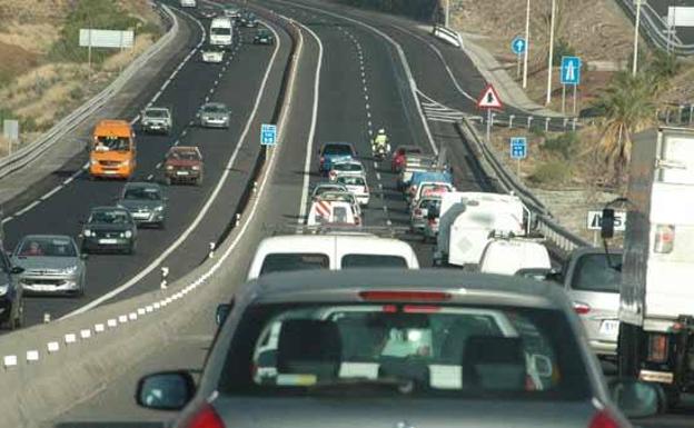 La Guardia Civil alerta contra el efecto 'Safety Car' de sus propios coches: «Es un peligro»
