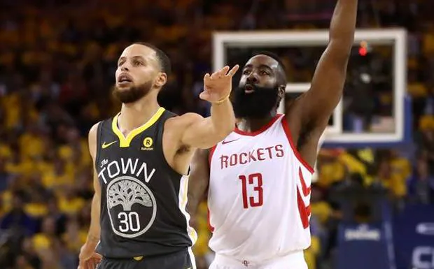 James Harden y Stephen Curry, durante el partido. 