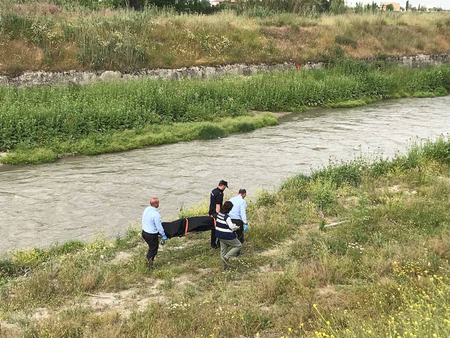 Los primeros en personarse en el lugar fueron los agentes de la Policía Local que se encontraron el cadáver y a pocos metros un vehículo cruzado en el río, presuntamente, propiedad del finado