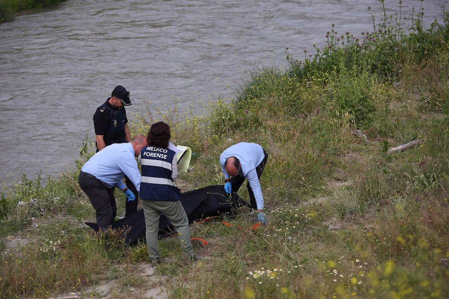 Los primeros en personarse en el lugar fueron los agentes de la Policía Local que se encontraron el cadáver y a pocos metros un vehículo cruzado en el río, presuntamente, propiedad del finado