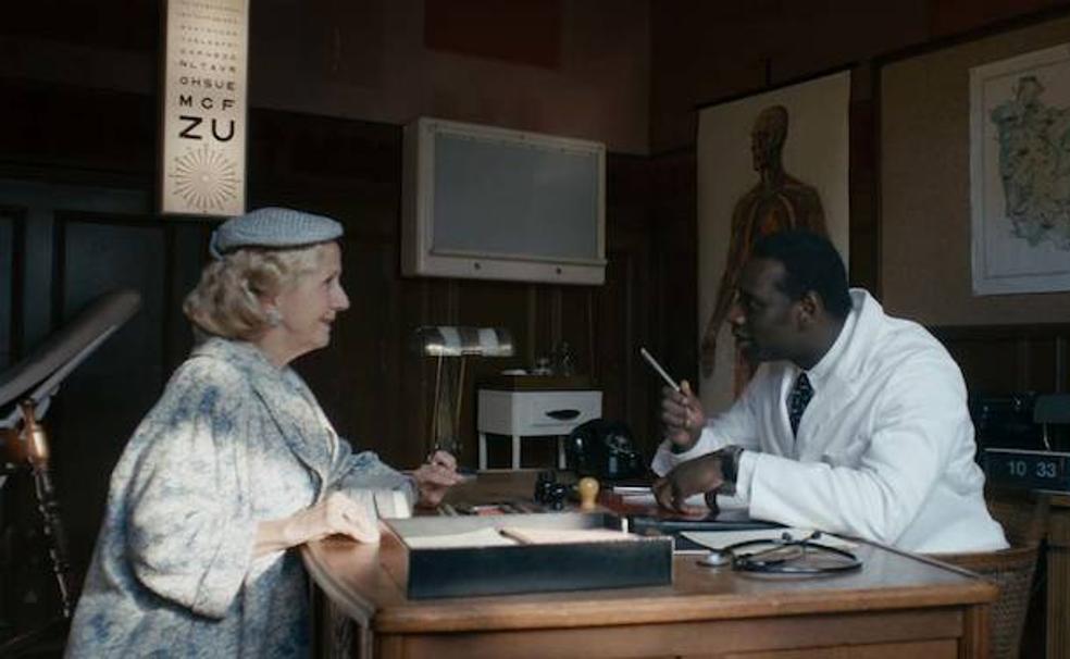 Hélène Vincent y Omar Sy en 'El doctor de la felicidad' (2017).