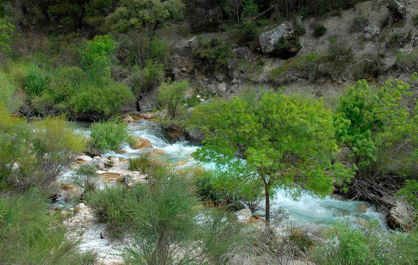 Los espacios naturales se han convertido en una nueva fuente de atracción hacia el medio rural y un aliciente económico para los pueblos. FOTO: Parque Natural de la Sierra de Castril, Granada.