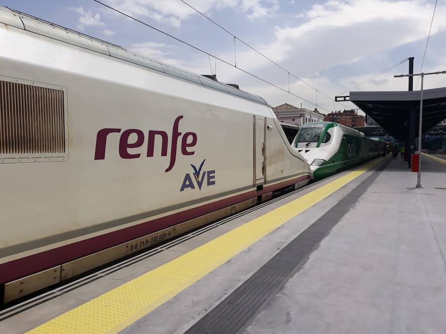 Muchos curiosos se han acercado a ver el tren en la estación de Andaluces 