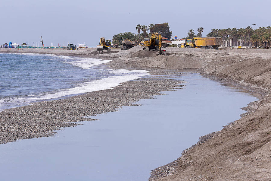 La arena que se ha extraído de Playa Poniente sirve para expandir la zona de arena de Playa Granada 