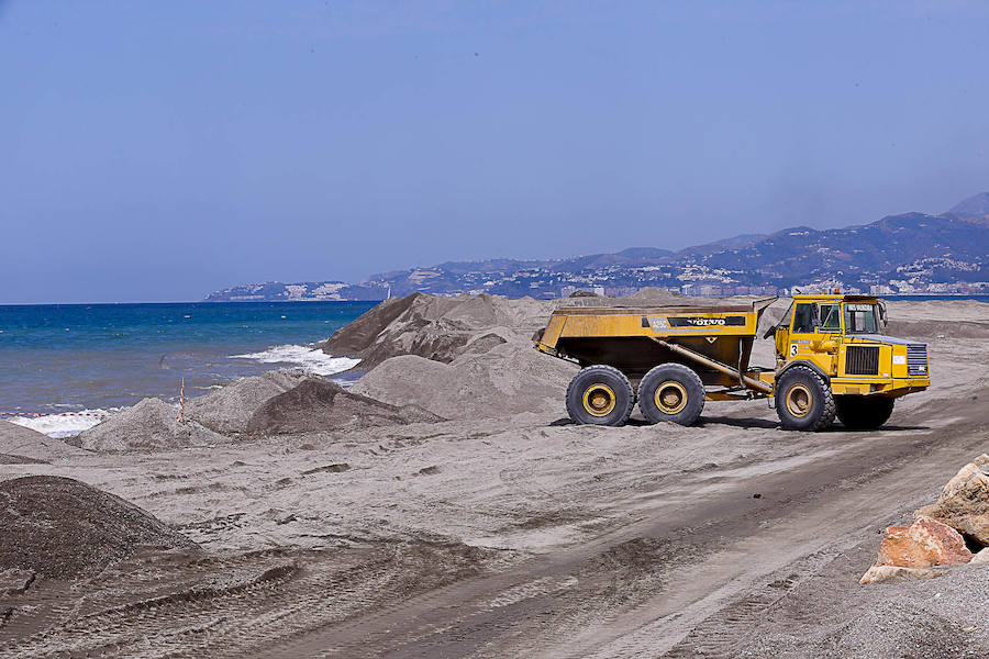 La arena que se ha extraído de Playa Poniente sirve para expandir la zona de arena de Playa Granada 