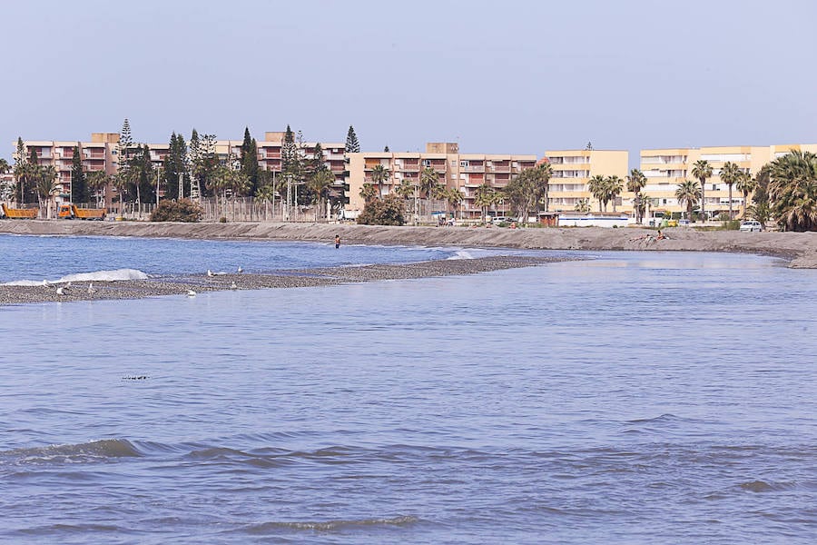 La arena que se ha extraído de Playa Poniente sirve para expandir la zona de arena de Playa Granada 