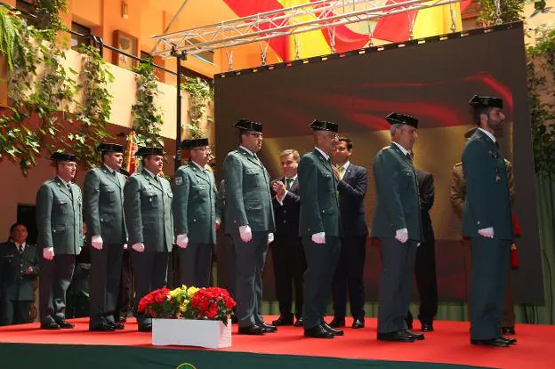 Un grupo de guardias civiles condecorados, durante el acto celebrado ayer en la Comandancia de Granada. 