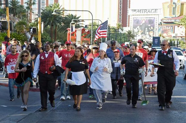 Miembros del sindicato Union Here, durante una marcha desarrollada el pasado 1 de mayo por el centro de Las Vegas. 