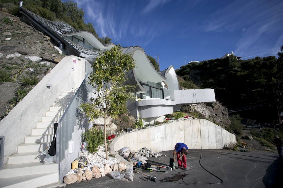 Excavada en una pendiente de 42 grados, esta vivienda no deja indiferente a nadie. Tiene dos plantas, una piscina y un salón de 150 metros cuadrados con una gran pared de cristal con vistas al Mediterráneo