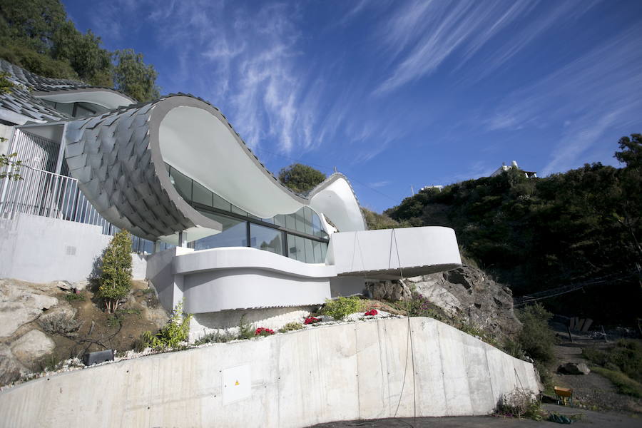 Excavada en una pendiente de 42 grados, esta vivienda no deja indiferente a nadie. Tiene dos plantas, una piscina y un salón de 150 metros cuadrados con una gran pared de cristal con vistas al Mediterráneo