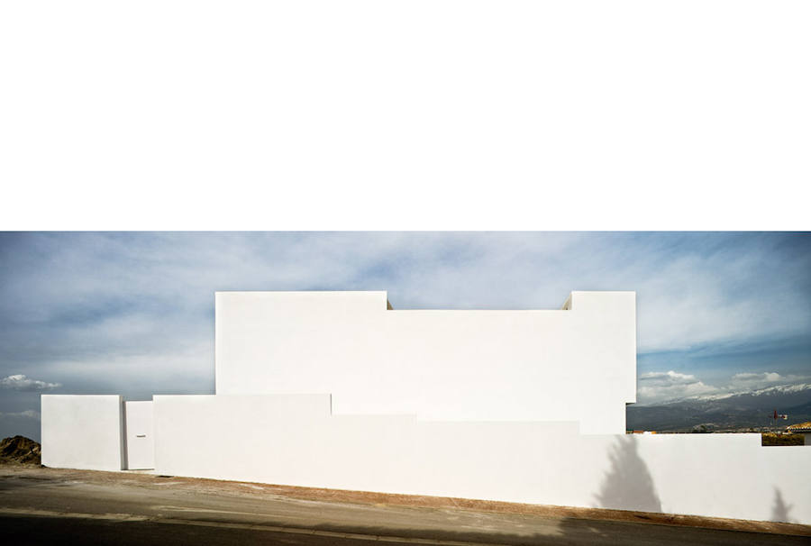 Pensada como una superposición de líneas horizontales, esta vivienda se encuentra en el barrio de Pedro Verde, en Las Gabias. Con dos plantas, la casa tiene piscina, garaje y un espacio de juegos abierto al jardín