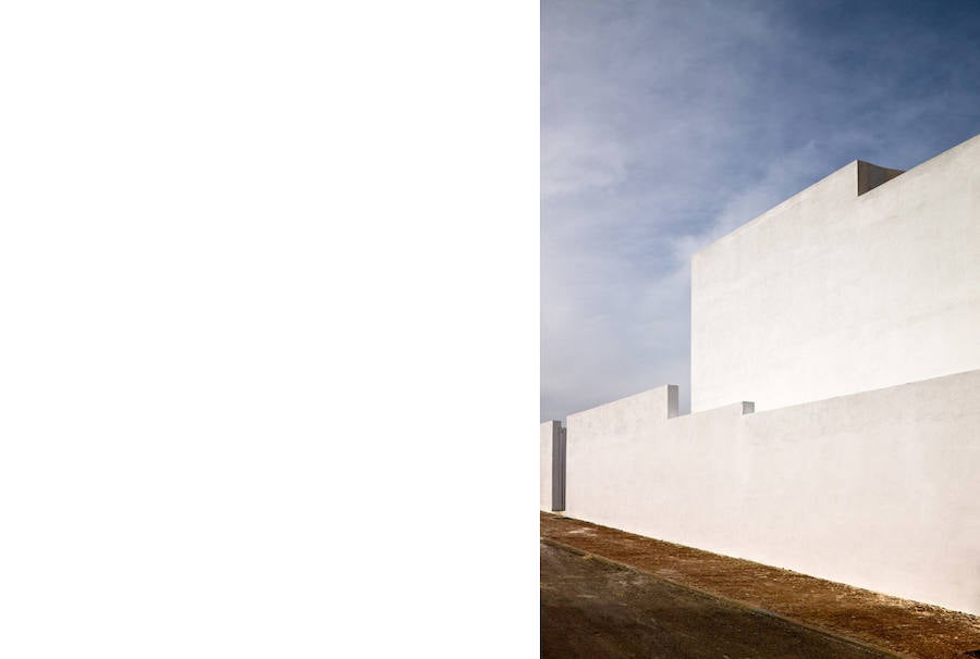 Pensada como una superposición de líneas horizontales, esta vivienda se encuentra en el barrio de Pedro Verde, en Las Gabias. Con dos plantas, la casa tiene piscina, garaje y un espacio de juegos abierto al jardín