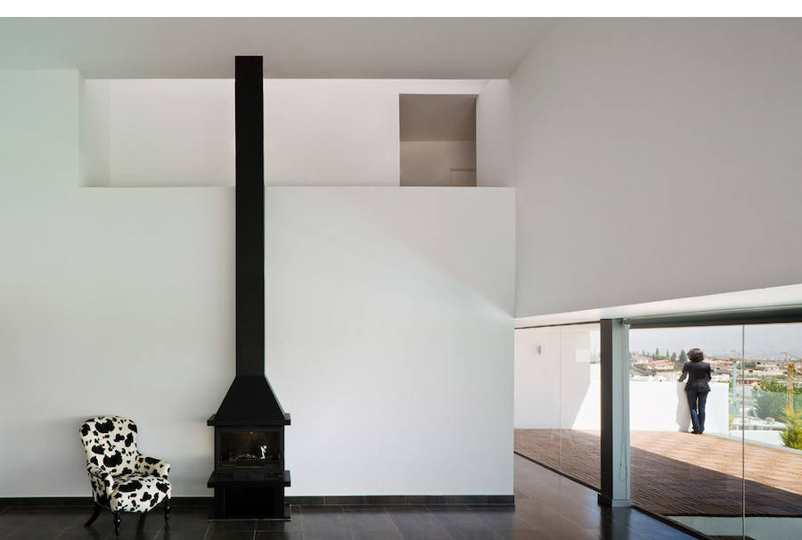 Pensada como una superposición de líneas horizontales, esta vivienda se encuentra en el barrio de Pedro Verde, en Las Gabias. Con dos plantas, la casa tiene piscina, garaje y un espacio de juegos abierto al jardín