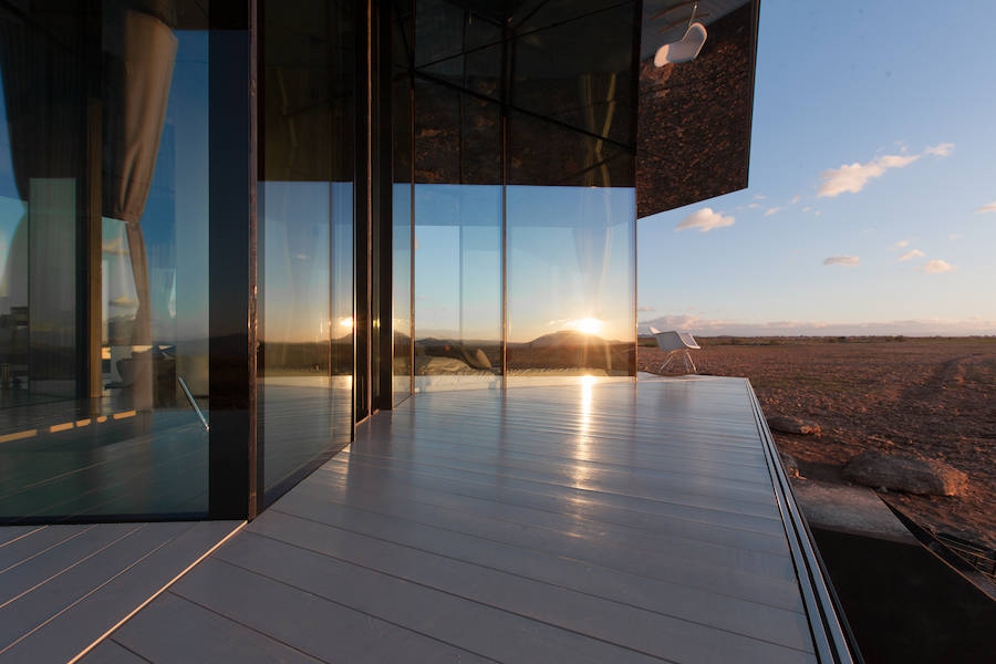 La casa del desierto ya está instalada en pleno desierto de Gorafe. Los 20 metros cuadrados albergan un dormitorio, baño, cocina y zona de estar