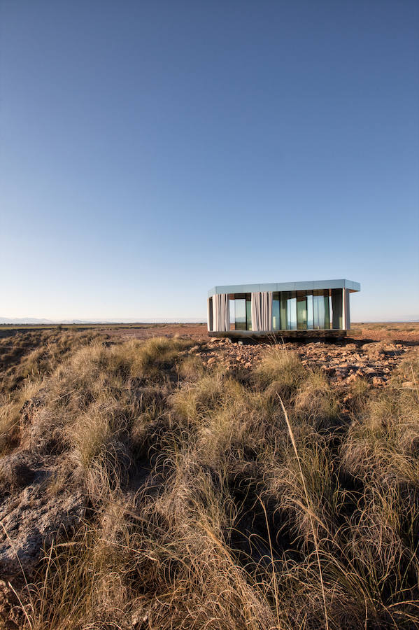 La casa del desierto ya está instalada en pleno desierto de Gorafe. Los 20 metros cuadrados albergan un dormitorio, baño, cocina y zona de estar