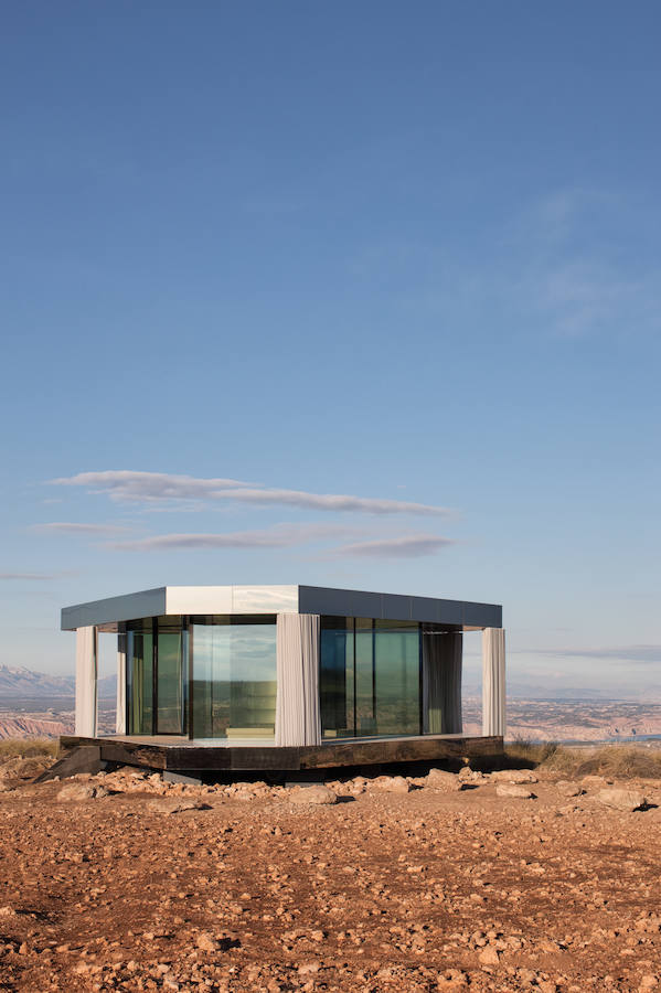 La casa del desierto ya está instalada en pleno desierto de Gorafe. Los 20 metros cuadrados albergan un dormitorio, baño, cocina y zona de estar