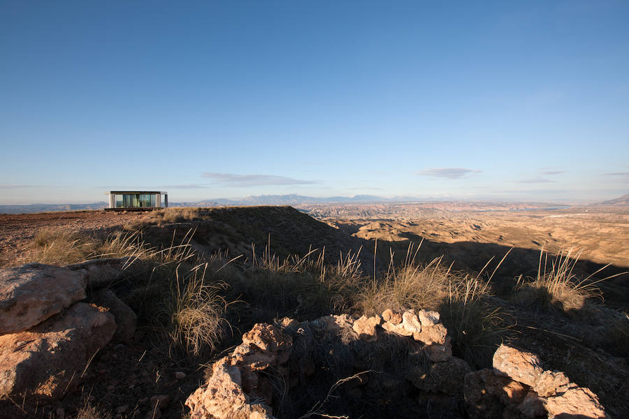 La casa del desierto ya está instalada en pleno desierto de Gorafe. Los 20 metros cuadrados albergan un dormitorio, baño, cocina y zona de estar