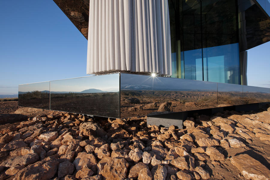 La casa del desierto ya está instalada en pleno desierto de Gorafe. Los 20 metros cuadrados albergan un dormitorio, baño, cocina y zona de estar