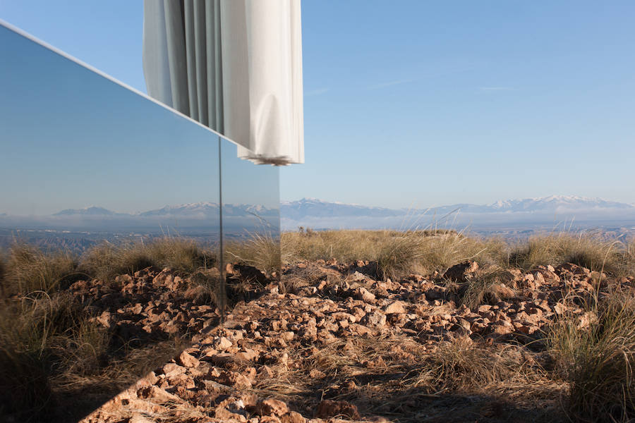 La casa del desierto ya está instalada en pleno desierto de Gorafe. Los 20 metros cuadrados albergan un dormitorio, baño, cocina y zona de estar