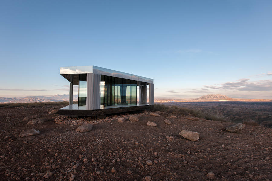 La casa del desierto ya está instalada en pleno desierto de Gorafe. Los 20 metros cuadrados albergan un dormitorio, baño, cocina y zona de estar