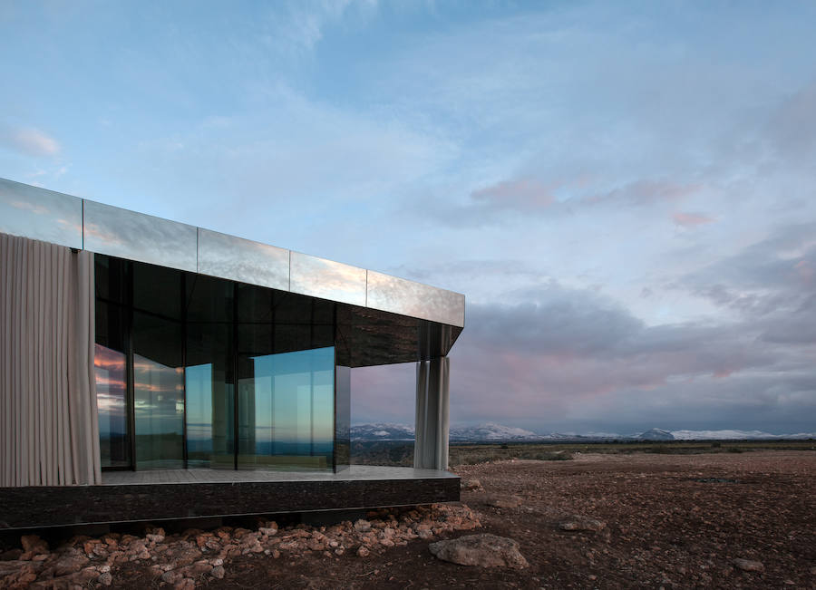 La casa del desierto ya está instalada en pleno desierto de Gorafe. Los 20 metros cuadrados albergan un dormitorio, baño, cocina y zona de estar