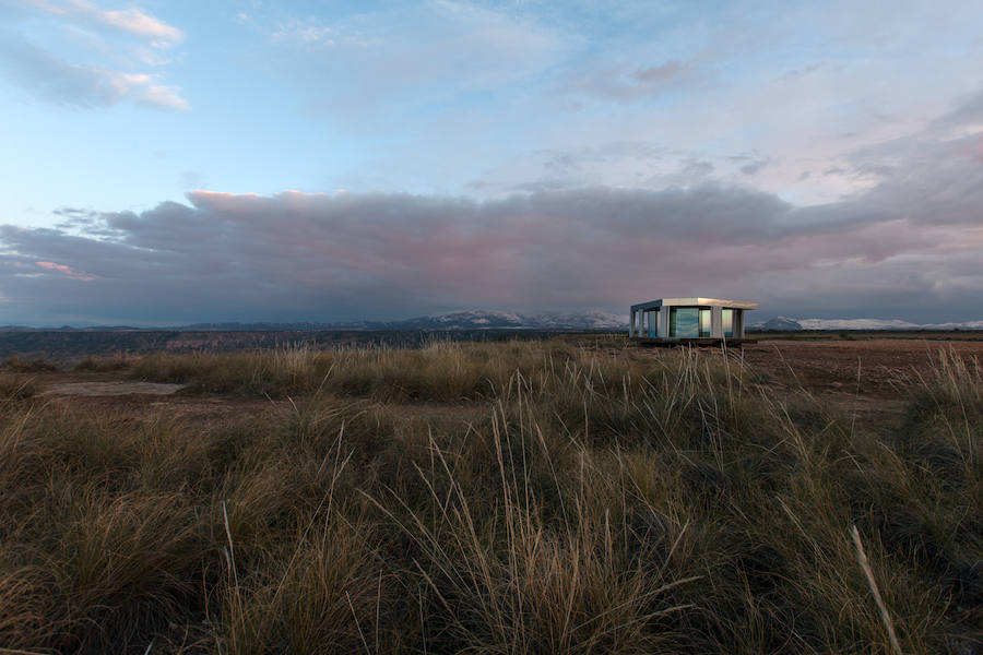 La casa del desierto ya está instalada en pleno desierto de Gorafe. Los 20 metros cuadrados albergan un dormitorio, baño, cocina y zona de estar