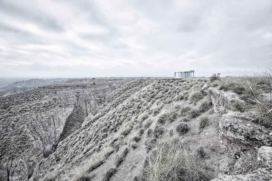 La casa del desierto ya está instalada en pleno desierto de Gorafe. Los 20 metros cuadrados albergan un dormitorio, baño, cocina y zona de estar