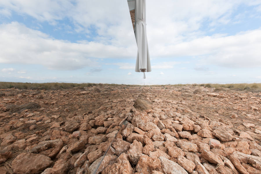 La casa del desierto ya está instalada en pleno desierto de Gorafe. Los 20 metros cuadrados albergan un dormitorio, baño, cocina y zona de estar