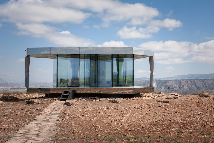 La casa del desierto ya está instalada en pleno desierto de Gorafe. Los 20 metros cuadrados albergan un dormitorio, baño, cocina y zona de estar