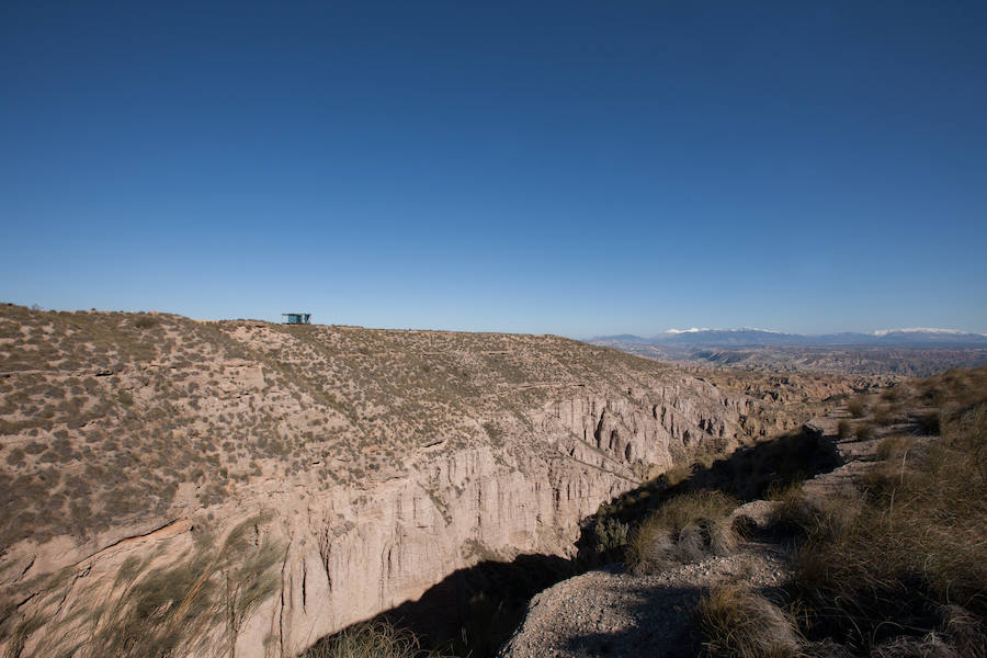 La casa del desierto ya está instalada en pleno desierto de Gorafe. Los 20 metros cuadrados albergan un dormitorio, baño, cocina y zona de estar