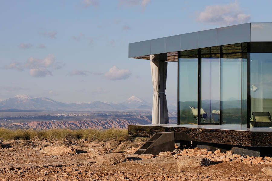 La casa del desierto ya está instalada en pleno desierto de Gorafe. Los 20 metros cuadrados albergan un dormitorio, baño, cocina y zona de estar