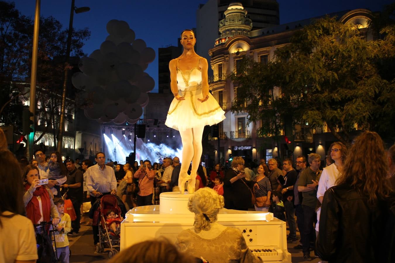 Miles de almerienses volvieron a encontrarse en este evento anual, en el que se promocionaron las bondades de la cocina local