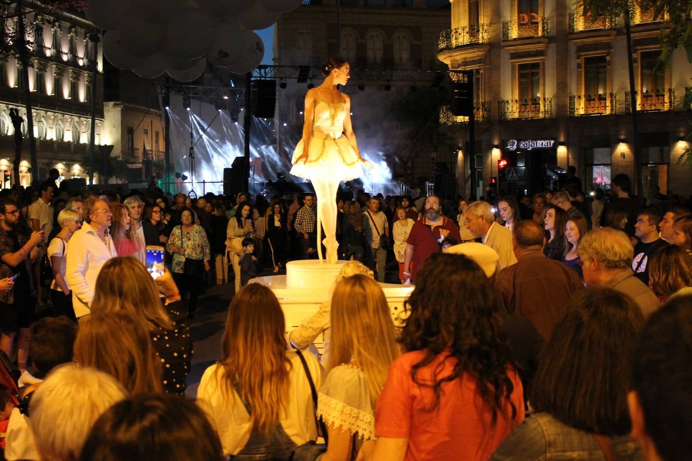 Miles de almerienses volvieron a encontrarse en este evento anual, en el que se promocionaron las bondades de la cocina local