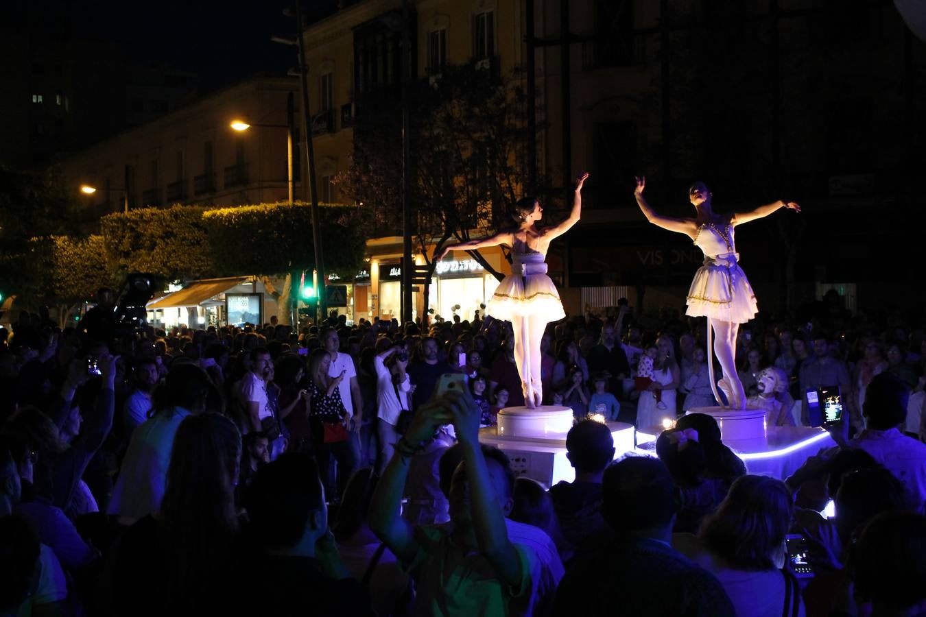 Miles de almerienses volvieron a encontrarse en este evento anual, en el que se promocionaron las bondades de la cocina local